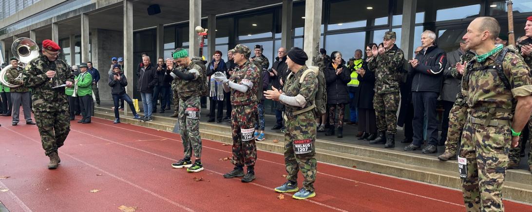 Nördlinger Rudolf Backof in der Mitte der Dreiergruppe.