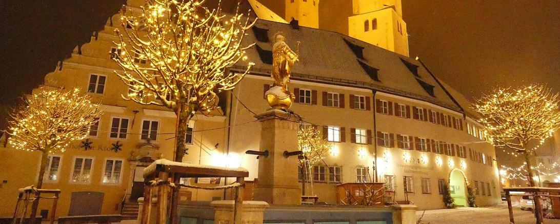 DAs Bild zeigt Wemding im Advent.