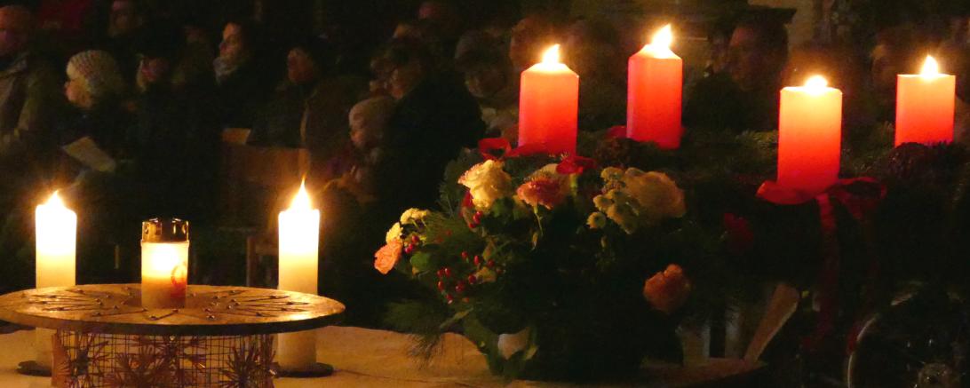 Das Bild zeigt einen Adventskranz.