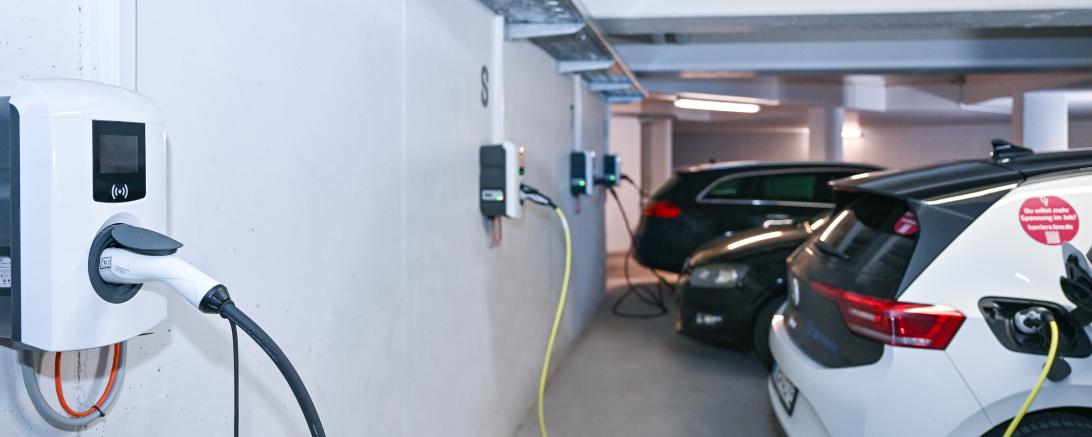 Bewohnerinnen und Bewohner einer Eigentumswohnanlage in Donauwörth nutzen die „LEW Ladelösung Tiefgarage“ für bequemes Aufladen ihrer Elektrofahrzeuge an persönlichen Wallboxen.