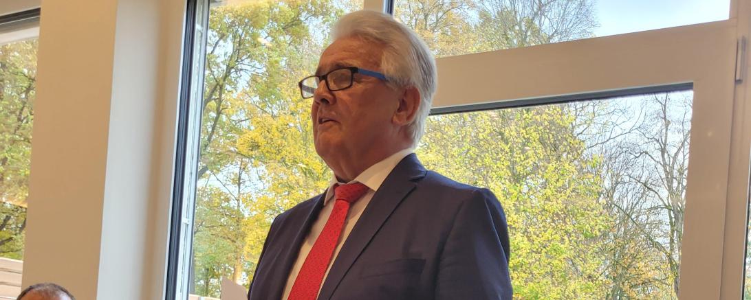 Anton Kopp wurde für sein besonderes Engagement in der Selbstverwaltung der AOK Donau-Ries geehrt.