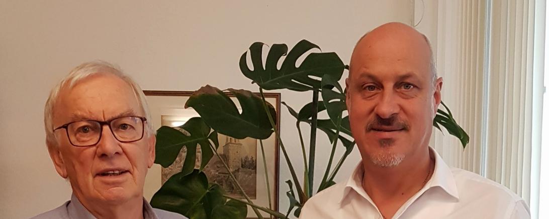 Autor Alfons Schiele mit Huisheims Bürgermeister Harald Müller. 