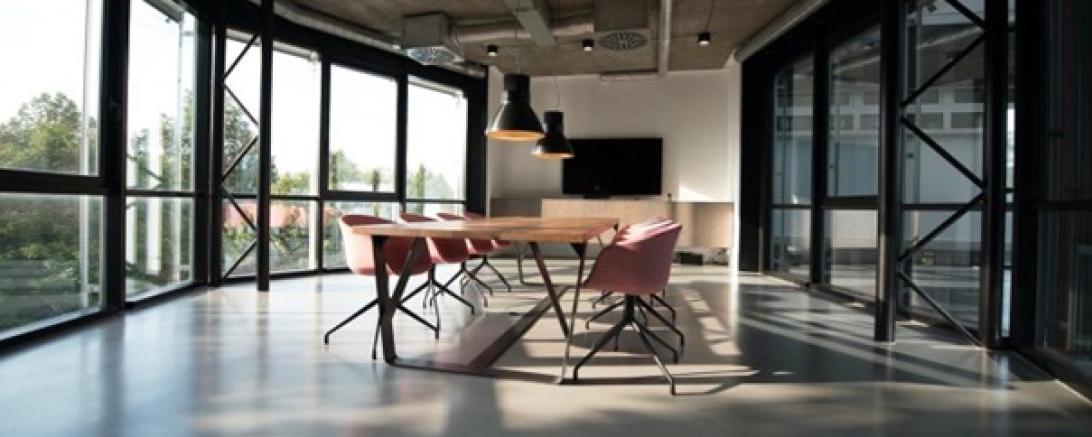 Die Essentials einer modernen Büroausstattung – das sollte an einem produktiven und gesunden Arbeitsplatz von heute nicht fehlen.