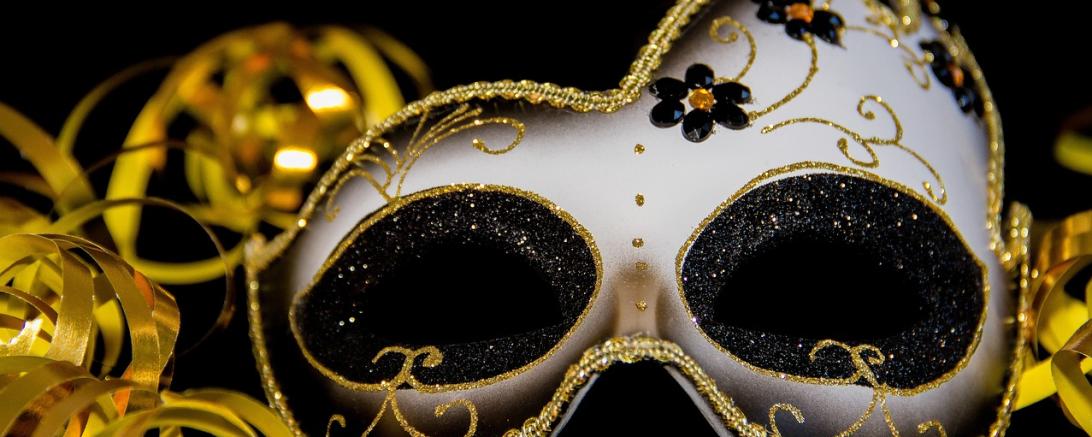 Das Bild zeigt eine Faschingsmaske.
