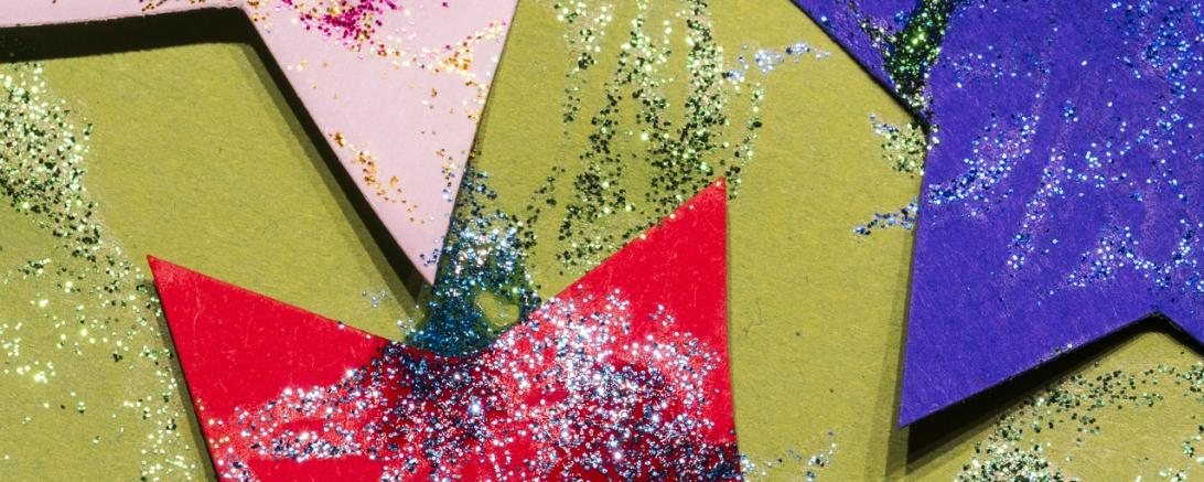 Das Bild zeigt gebastelte Sterne.