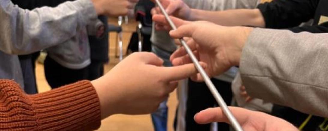 Anhand von praktischen Übungen lernen die Azubis worauf es beim richtigen Umgang im beruflichen Umfeld ankommt.