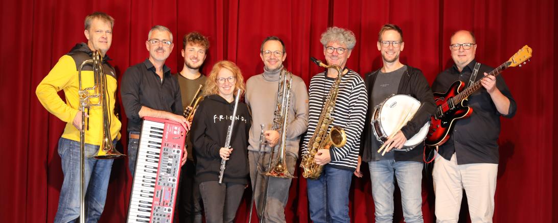 Das "Der kleine Horrorladen"-LIVE-Orchester mit (v.l.) Ralf Irmler, Marcus Prügel, André Schneider, Cathy Smith, Karsten Sell, Harald Hänsel, Tom Höpfner und Arndt Pischke - zudem mit dabei: Raffael Müller, Christian Möwes und Rainer Hauf.