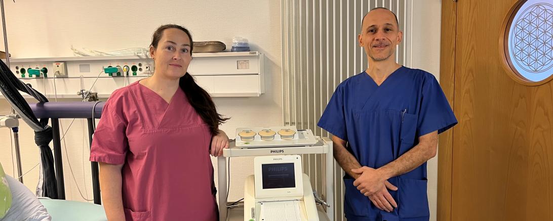 Kiriakos Savvidis, Chefarzt der Frauenklinik im Stiftungskrankenhaus Nördlingen und Hebamme Anja Popp freuen sich über den modernen Wehenschreiber.