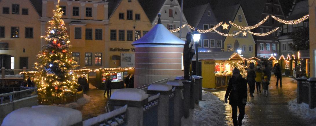 Das Bild zeigt den Donauwörther Weihnachtsmarkt.