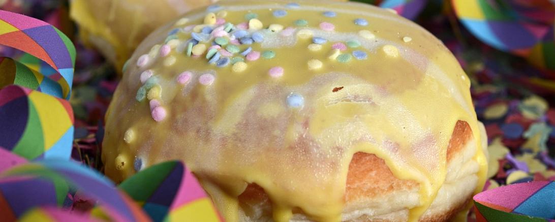 Das Bild zeigt einen Faschingskrapfen.