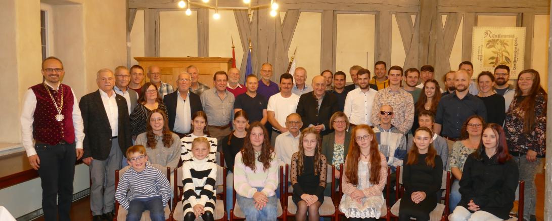 Die Erfolge von Wemdinger Sportlerinnen und Sportlern werden bei einem Empfang im Rathaus gewürdigt.