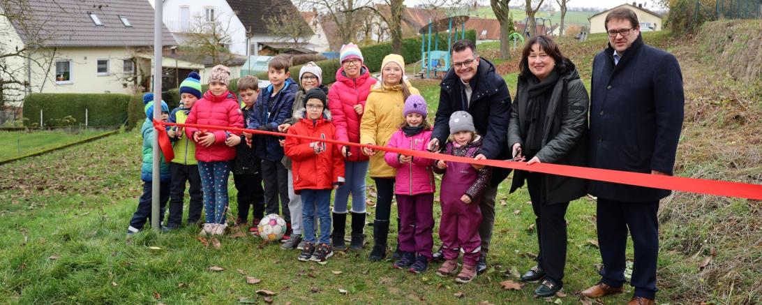 Auf den Bildern von links nach rechts: Oberbürgermeister Jürgen Sorré, Stadträtin Doris Rödter und Stadtrat Michael Bosse zusammen mit einigen Zirgesheimer Kindern.
