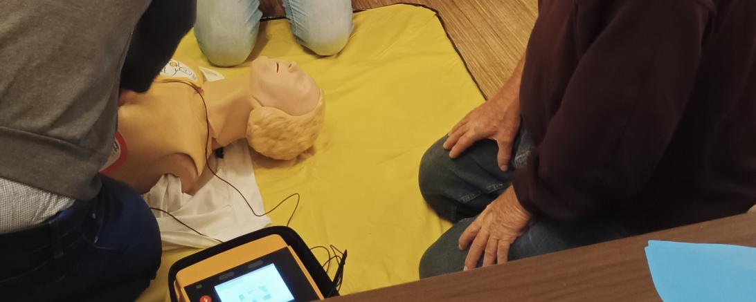 Üben der Wiederbelebung in der Gruppe:  Manuel Wenzel drückt 30 Mal, Manuel Irouschek übernimmt danach zwei Mal beatmen und Andreas Lehenberger bedient den Defibrillator. BRK-Ausbilder Andreas Bachmann gibt Tipps zur Ausführung.