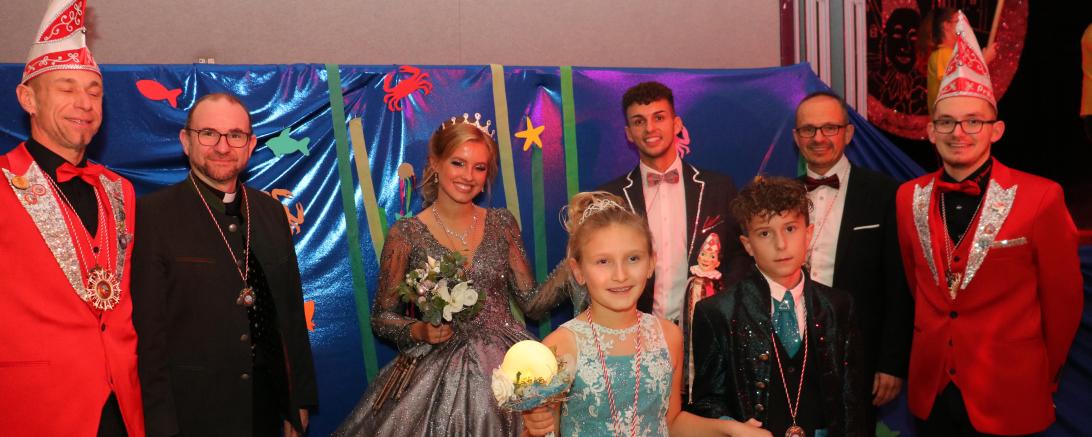 Vizepräsident Rainer Kaufmann, Stadtpfarrer Wolfgang Gebert, Prinzessin Jessy (Müller) vom glitzernden Diamantenriff, Prinz Nico (Leister) von den sieben Fußballmeeren, Bürgermeister Dr. Martin Drexler, Präsident Robin Fackler Vorne: Kinderprinzessin Vroni (Kaufmann) vom Rieser Meeresrand, Kinderprinz John (Rabenseifner) von der Pyramide der Zeit