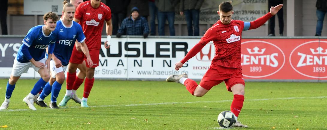 Michael Senger (TSV Rain) scheitert mit Foulelfmeter am Pfosten.