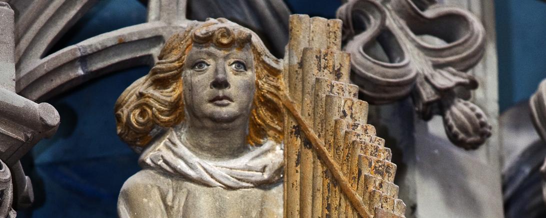 Das Bild zeigt eine Statue der St. Georgskirche.