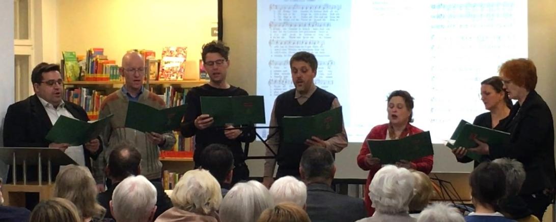 Das Vokal- und Instrumentalensemble Gymnasium Donauwörth bei der Interpretation der verschiedenen Liedversionen. Von links: Christian Hornung, Gerhard Rauwolf, Ulrich Liebisch, Christoph Kessler, Dr. Heike Lammers-Harlander, Anna Scheiner und Irmgard Voderholzer.