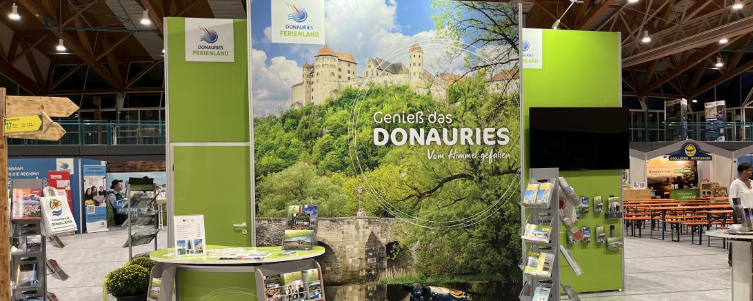 Der neue Messestand des Ferienalands DONAURIES e. V. zeigt sich modern mit großflächigen Motiven unseres Landkreises.
