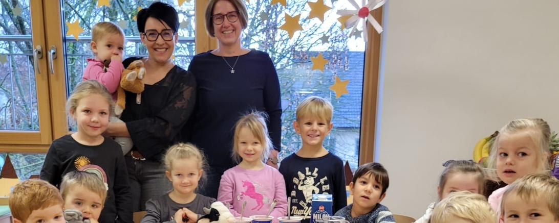 Auf dem Bild hinten links steht die Kita Leiterin Karin Erdner, rechts davon steht Kreisbäuerin Nicole Binger.