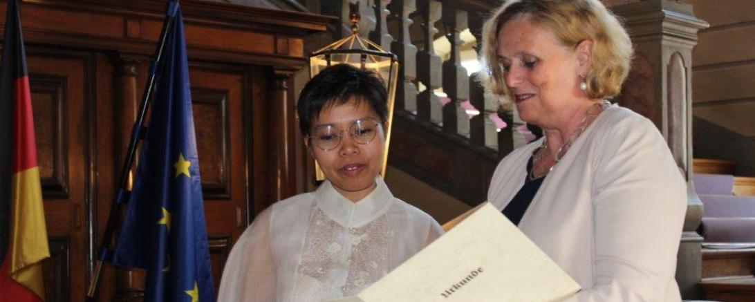 Haidee Paul gemeinsam mit Regierungspräsidentin Barbara Schretter.