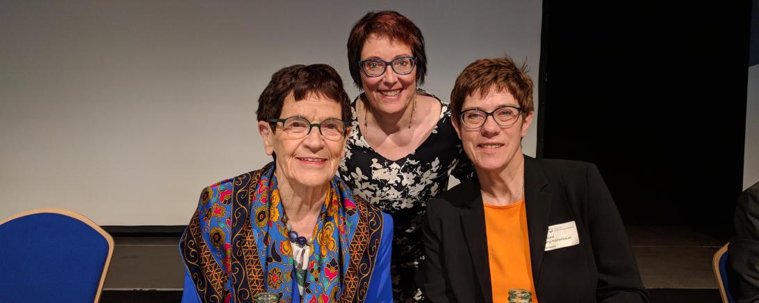 Gudrun Reißer (mitte) gemeinsam mit Dr. Rita Süßmuth, Ehrenpräsidentin des Deutschen Volkshochschulenverbandes (links) und Annegret Kramp-Karrenbauer, Präsidentin des Deutschen Volkshochschulenverbandes (rechts).