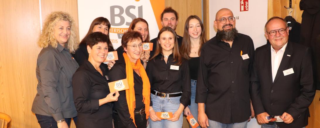 Der neue BSJ-Vorstand mit Bezirksjugendleiterin Claudia Linke sowie Kreisjugendleiter Rolando Peceros und BLSV Kreisvorsitzendem Roland Pickhard