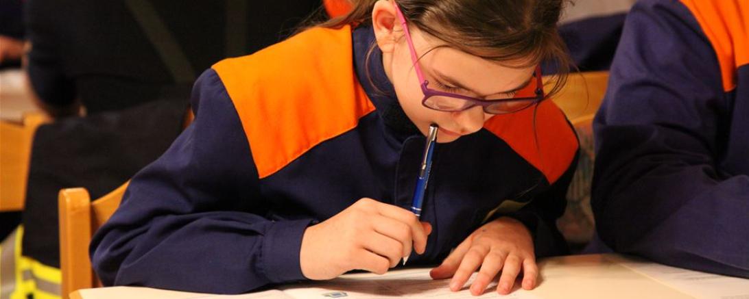 Unter den wachsamen Augen der Schiedsrichter mussten die Feuerwehr-Jugendlichen im Inspektionsbereich Jura die kniffligen Fragebögen des Wissenstests beantworten.