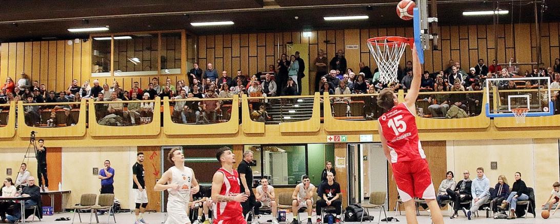 Das Bild zeigt ein Basketballspiel.