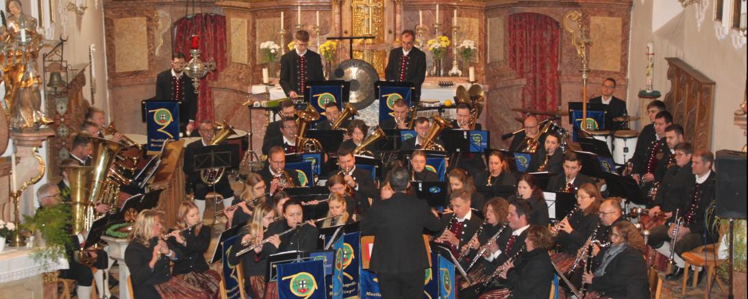 Die Musikkapelle Reimlingen unter der Leitung von Karsten Sell.