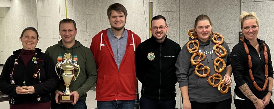 v.l.:  Nicole Alex (Schnapskönigin), Vinzenz Müller (Komiteekönig), Florian Riehl (Präsident), Mathias Grünwald (Schüt-zenverein), Sonja Bücker (Brezenköni-gin), Conny Hahn (Wurstkönigin)