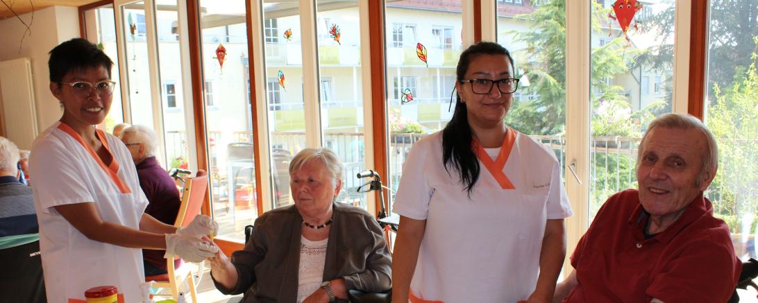 Auf dem Bild zu sehen (von links): Haidee Paul, Bewohner von St. Vinzenz Karola Rauwolf, Irina Fischer und Bewohner Emil Malbeck. 