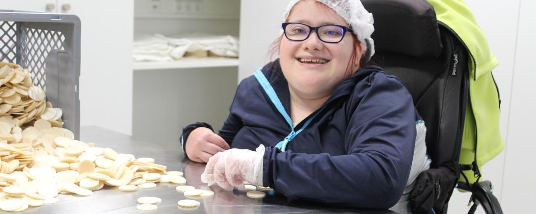 Mitarbeiterin Julia Schmalisch sortiert die beschädigten Hostien aus.