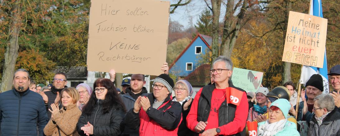 Demonstrant*innen in Wemding gingen für die Demokratie und Rechtsstaatlichkeit auf die Straße. 