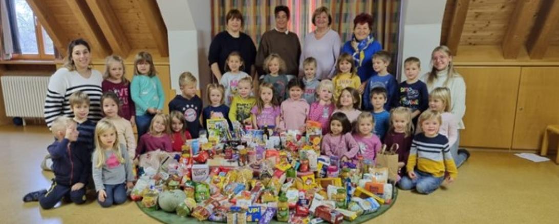 Die stolzen Kinder vor ihren gesammelten Lebensmittel.