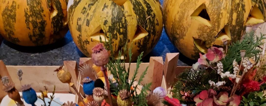 Geschnitzte und gebastelte Ergebnisse.