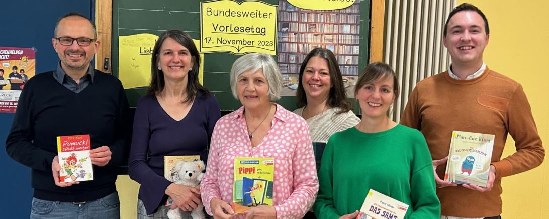 Das Vorleseteam von links nach rechts: Dr. Drexler, Frau Mugratsch, Frau Karsten, Frau Ostermeier, Frau Hertle, Herr Bumba Auf dem Bild fehlen: Frau Löfflad und Frau Weidenauer
