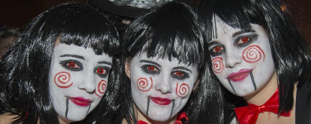 Das Bild zeigt Faschingsmasken.