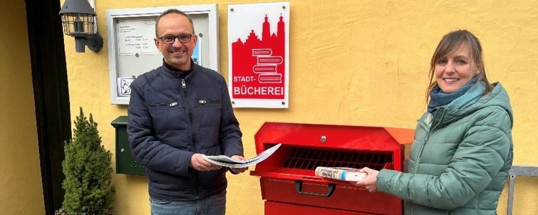 Das Bild zeigt die Medienrückgabebox der Stadtbücherei Wemding.