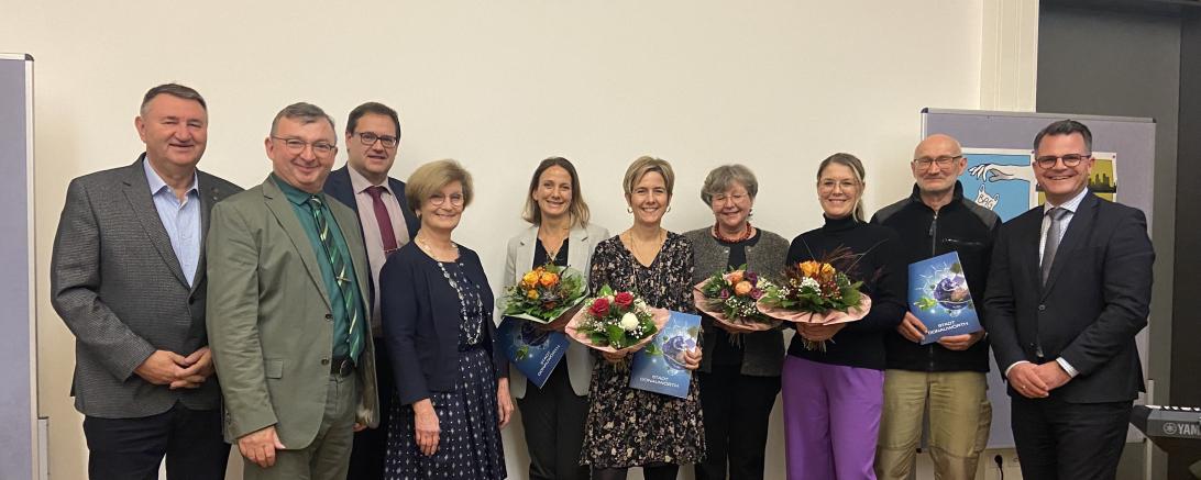 Das Bild zeigt v.l. Bürgermeister Josef Reichensberger, Bürgermeister Albert Riedelsheimer, Bürgermeister Michael Bosse, stv. Landrätin Ursula Kneißl-Eder, Ruth Müller (Tochter von Max Rohrer), Anja Heßlinger (Schulleiterin FOS), Doris Barth-Rieder (ehem. Schulleiterin), Julia Faaß (Kunstlehrerin), Gustav Dinger und Oberbürgermeister Jürgen Sorré. 