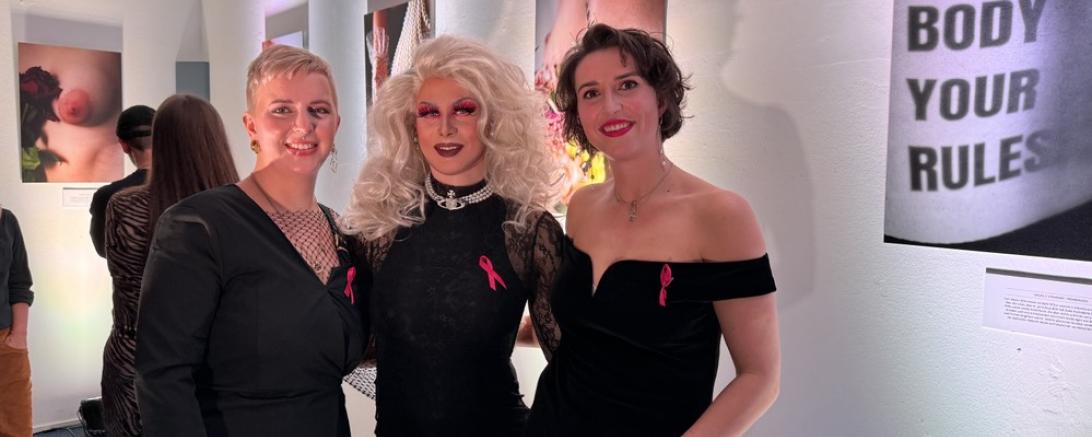 Das Bild zeigt v.l.: Fotografin Katja Mangold, Moderatorin Vendetta Villain und Projektmanagerin Theresa Ulbricht.