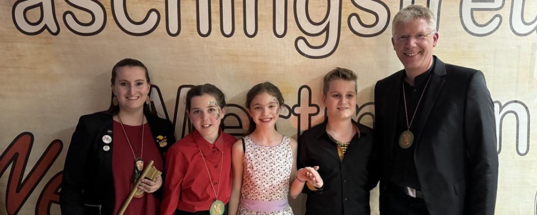 Das Prinzenpaar der Saison 2023/2024 mit den beiden Hofmarschallinnen und Bürgermeister Veit Meggle.