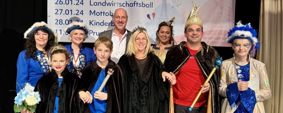 Die neuen Prinzenpaare für die Saison 2023 gemeinsam mit dem Bürgermeister und den Verantwortlichen.