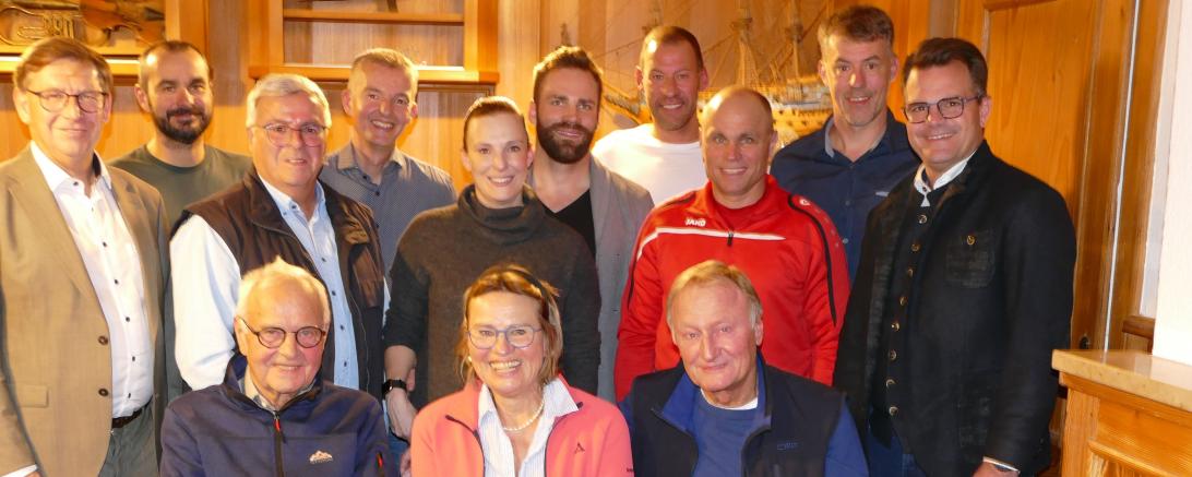 Auf dem Bild neben den Teilnehmern links stehend Landrat Stefan Rößle, rechts außen BLSV-Kreisreferent Jochen Weber mit OB Jürgen Sorre, sitzend von links Herbert Neubauer als ältester Teilnehmer, Edith Neureiter und Übungsleiter Werner Freißler.
