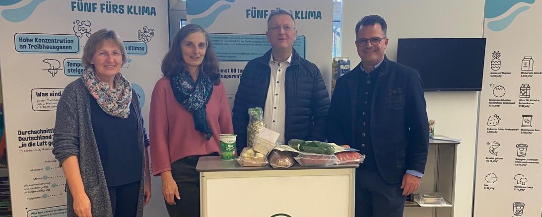 Schulleiterin Heike Ritzka (links) begrüßte den Donauwörther Oberbürgermeister Jürgen Sorré, AOK-Direktor Michael Meyer und AOK-Gesundheitsexpertin Cornelia Zink bei der Wanderausstellung an der Ludwig-Auer-Mittelschule.