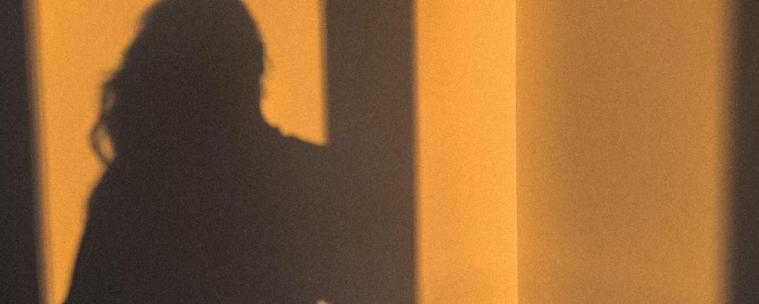 Schatten einer Frau am Fenster