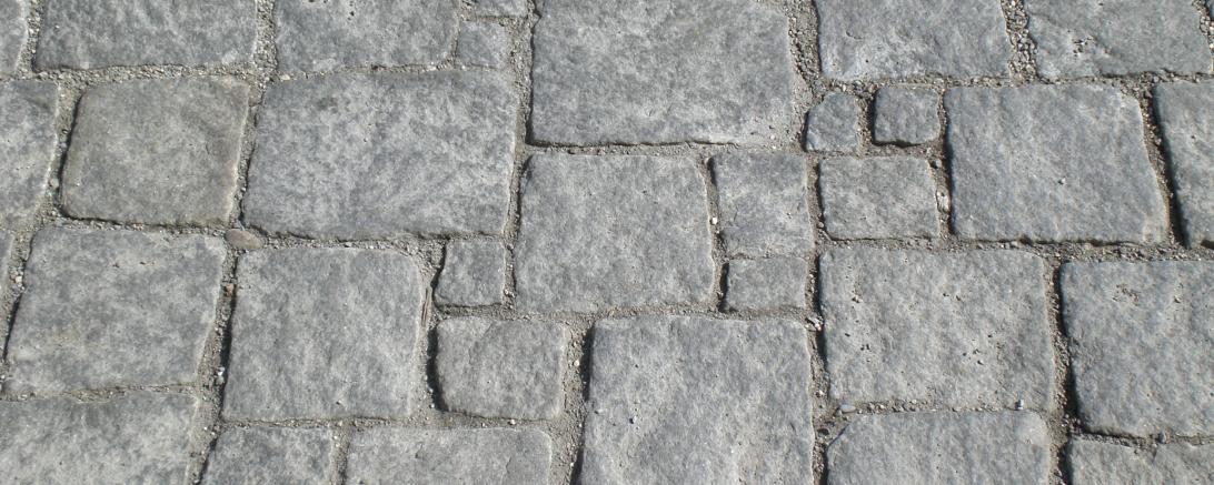 Alljährliche Nachverfugung des Granitpflasters in der Nördlinger Altstadt.