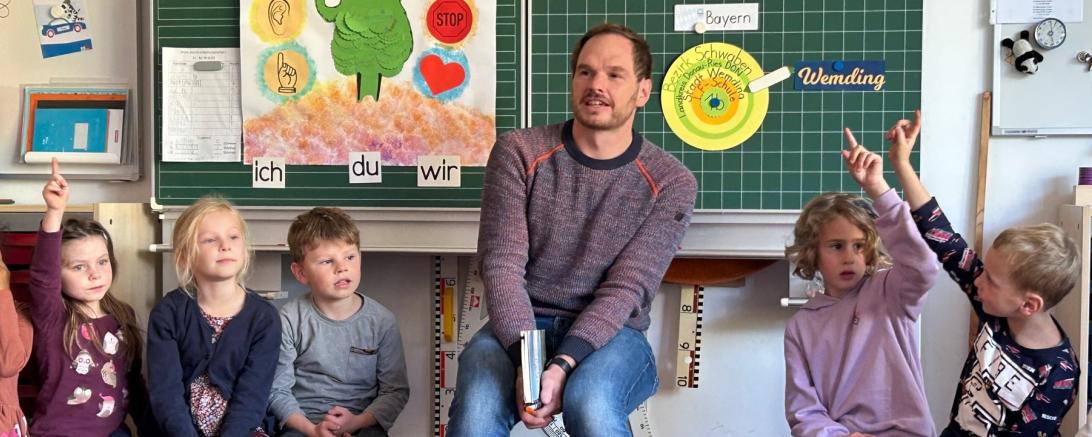 Johannes Vogel mit den Kindern der ersten Klasse.