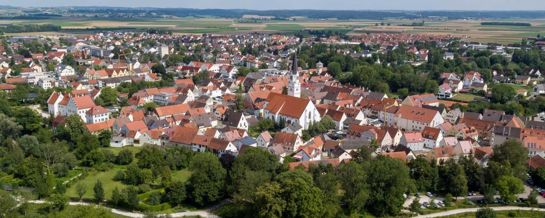 Ein Bild von oben von der Stadt Rain.