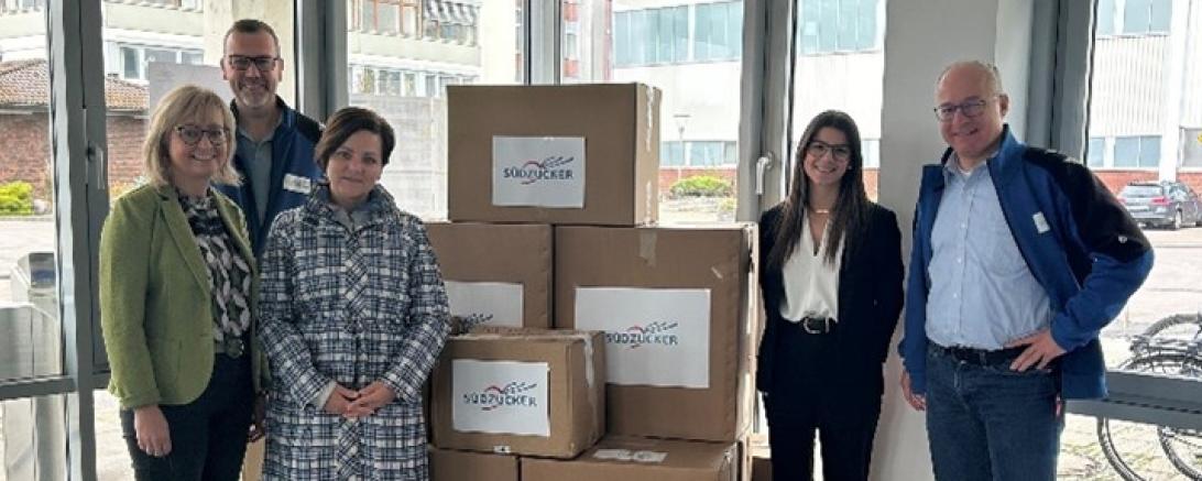 Das Bild zeigt von links: Hedwig Rehm (Helferkreis Rain e.V.), Stefan Roßkopf (Betriebsratsvorsitzender Südzucker), Hanna Schupp, Anja Förg (Südzucker) und Dr. Wolfgang Bock (Betriebsleiter Südzucker Werk Rain).