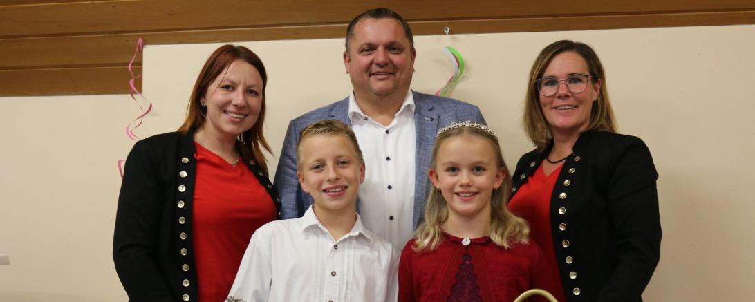 Das Foto der Zepterübergabe in Tapfheim für die neue Faschingssession 2023/2024. 